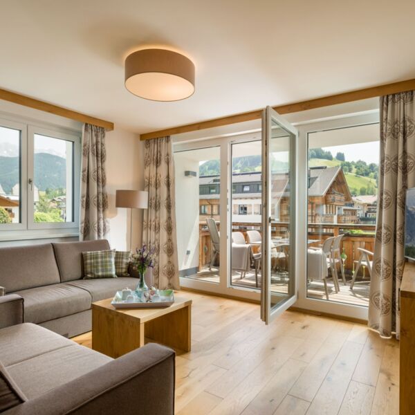 Hotelresort Maria Alm - Alpin Lodges - großzügiger Wohnraum im Apartment
