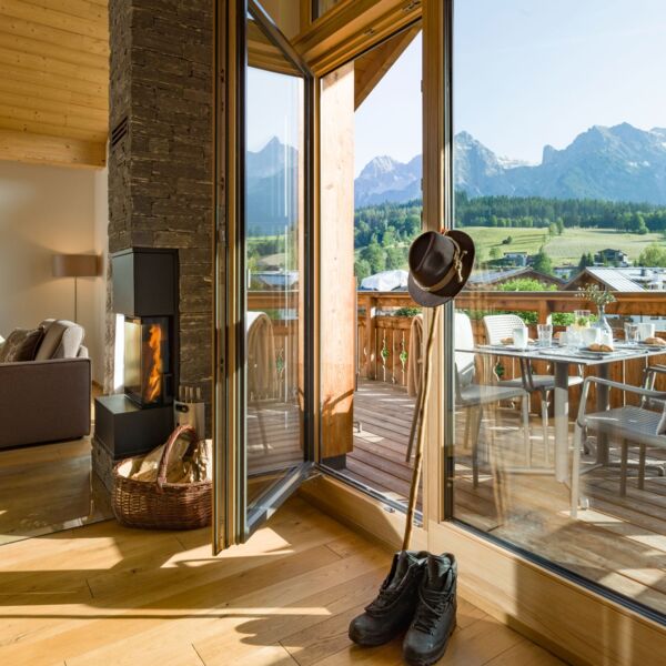 Hotelresort Maria Alm - Alpin Lodges - großzügiger Wohnraum mit Kaminofen im Penthouse