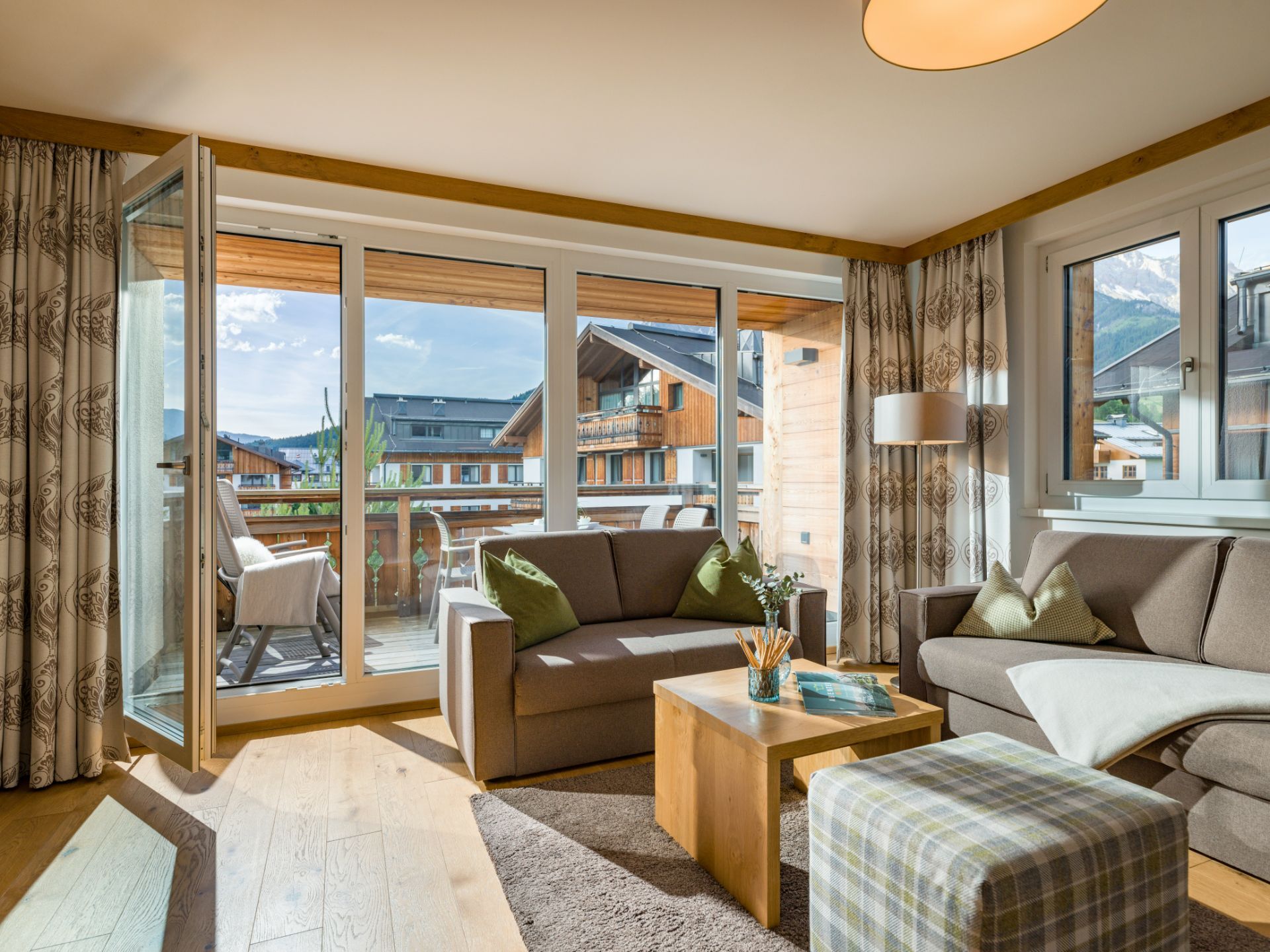 Hotelresort Maria Alm - Alpin Lodges - großzügiger Wohnraum im Apartment