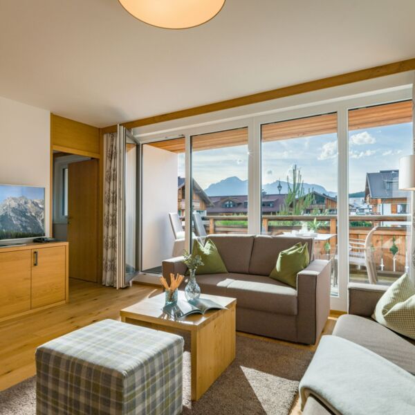 Hotelresort Maria Alm - Alpin Lodges - großzügiger Wohnraum im Apartment
