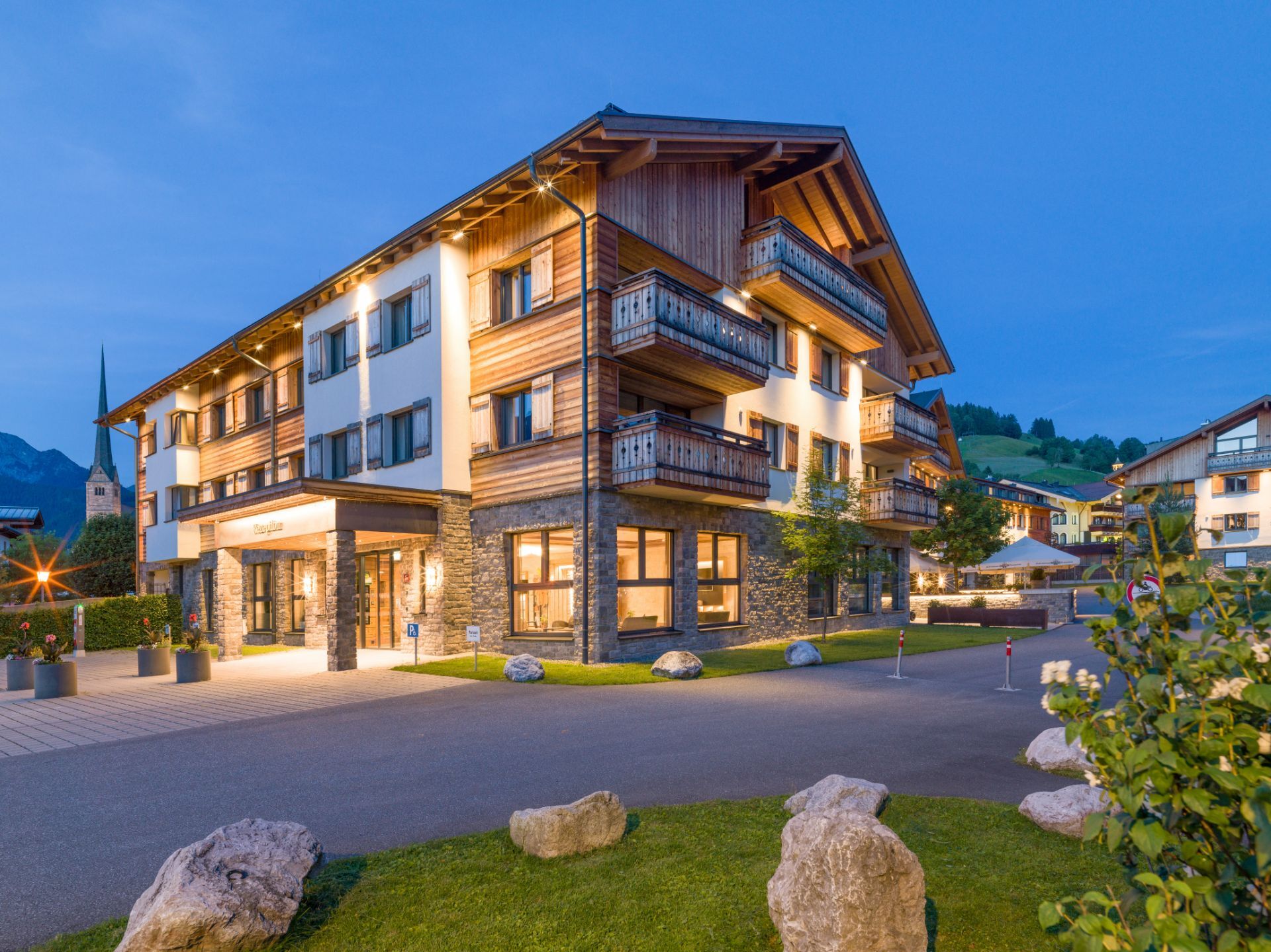 Hotelresort Maria Alm - Alpin Lodges - Außenanlage Rezeption bei Nacht