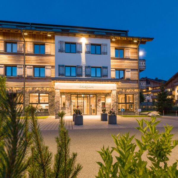 Hotelresort Maria Alm - Alpin Lodges - Außenanlage Rezeption bei Nacht