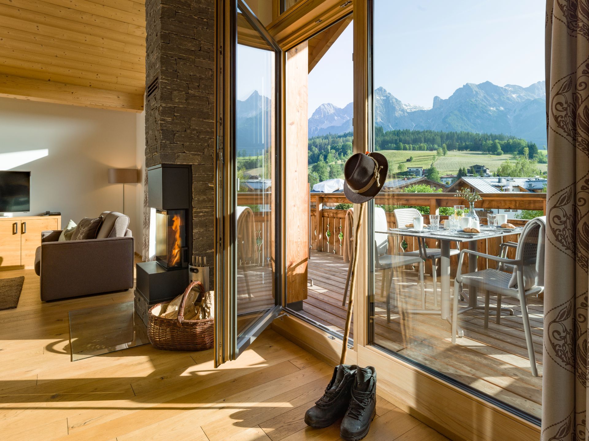 Hotelresort Maria Alm - Alpin Lodges - großzügiger Wohnraum mit Kaminofen im Penthouse